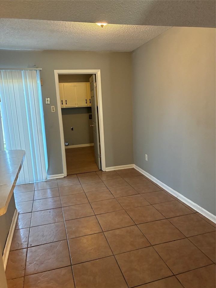 327 John Wesley Blvd - Photo 6 of 12
