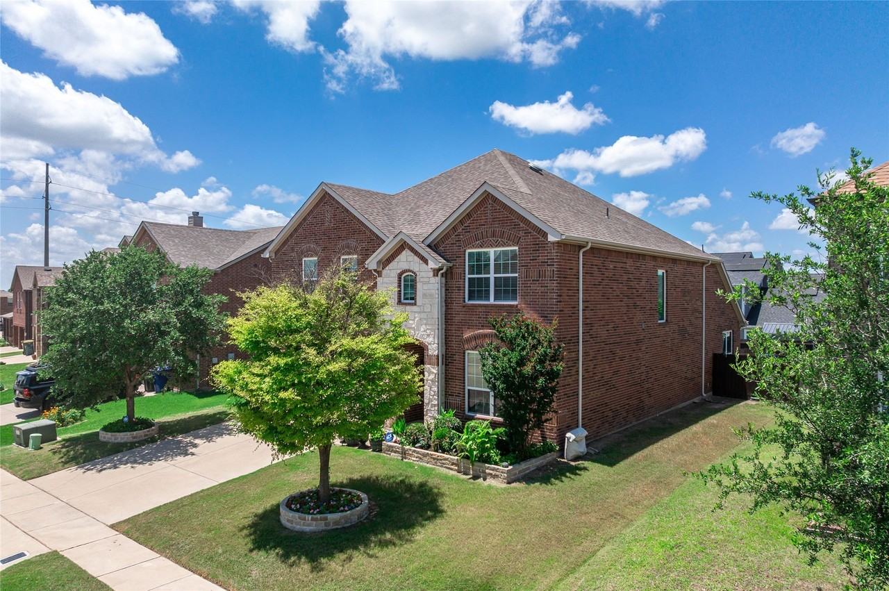 910 Cormorant Dr - Photo 3 of 35