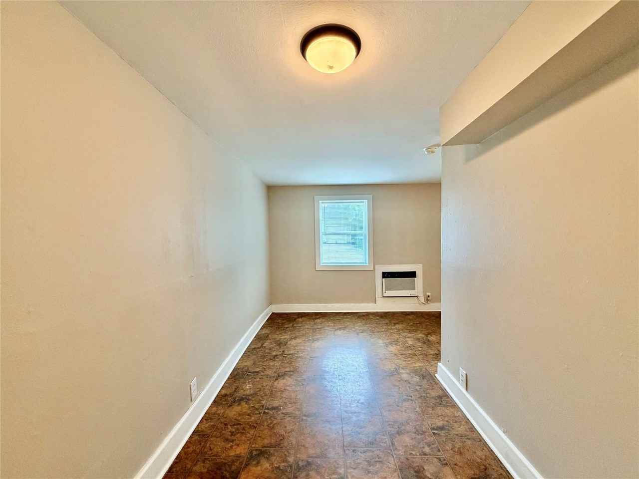 1004 Gregg St - Photo 4 of 9