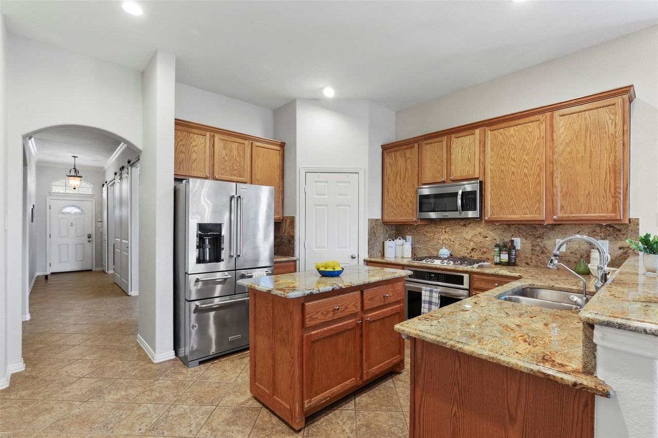 11086 Mansfield Dr - Photo 6 of 25