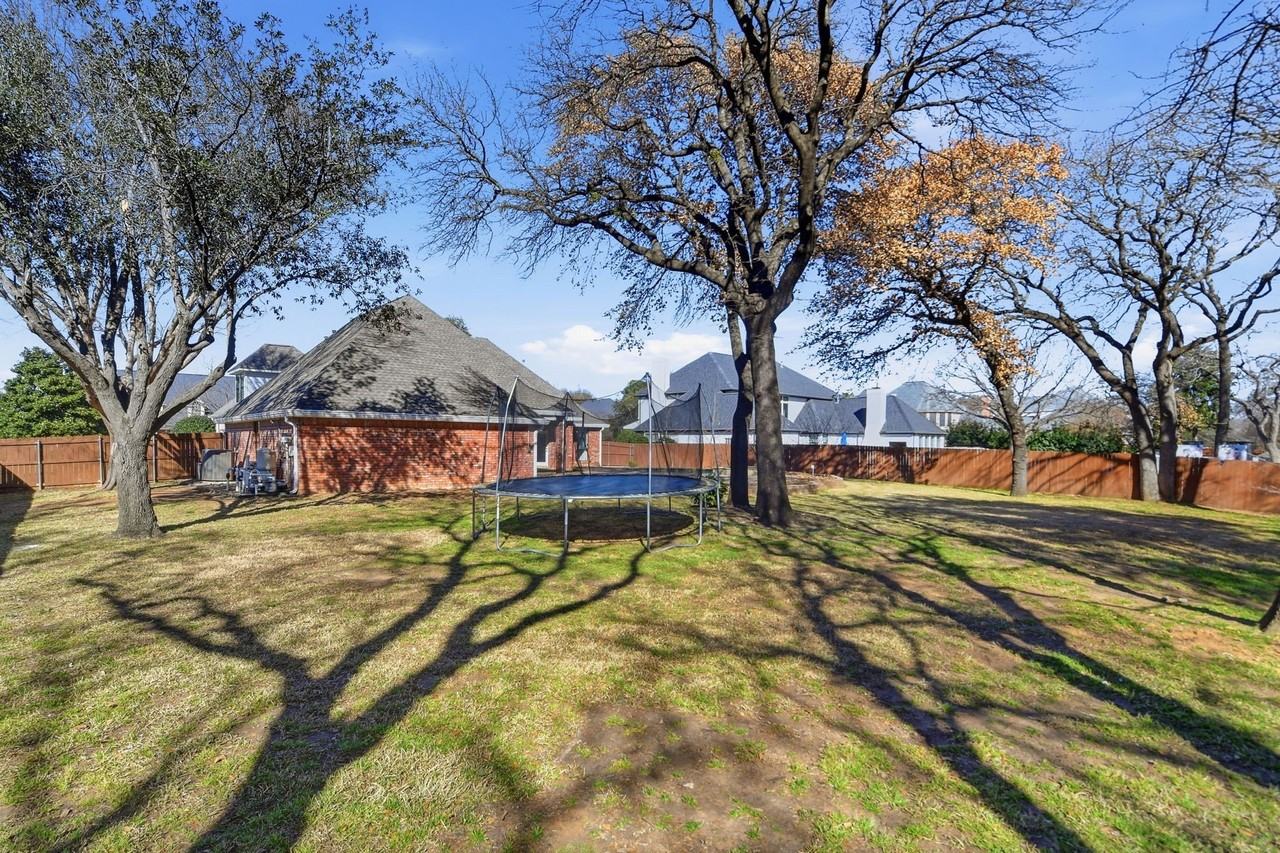 1109 Travis Ct - Photo 2 of 40