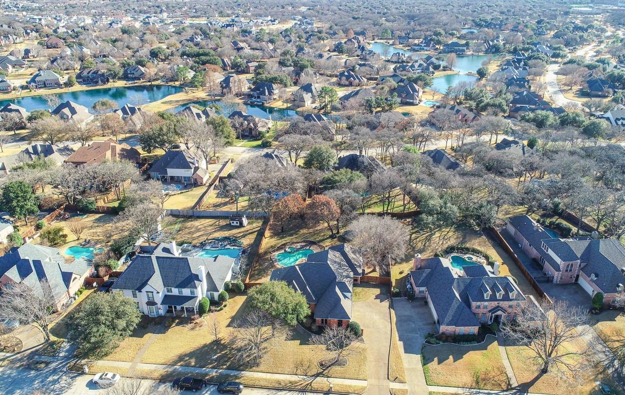 1109 Travis Ct - Photo 5 of 40