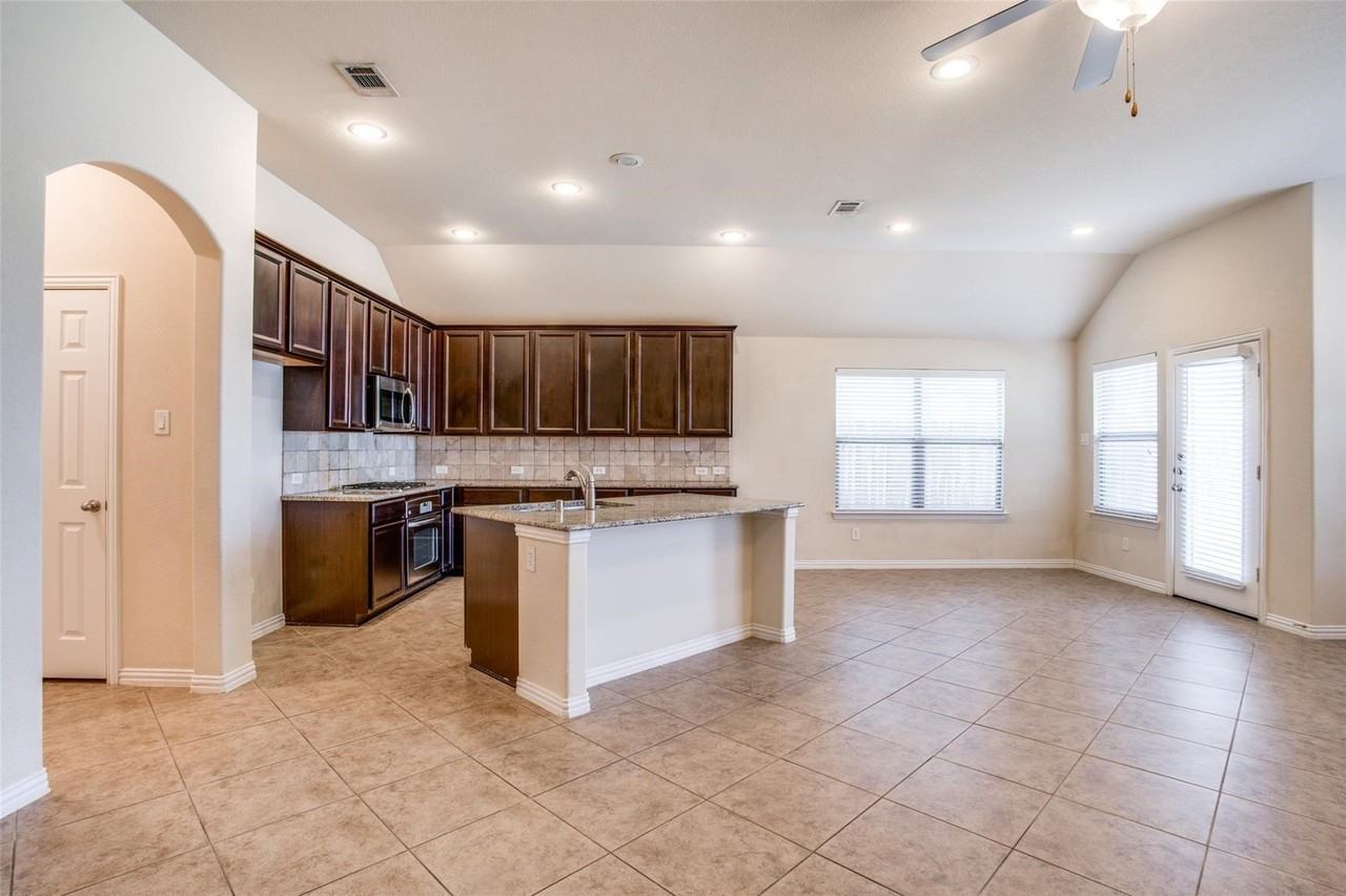 700 Golden Nugget Dr - Photo 3 of 12
