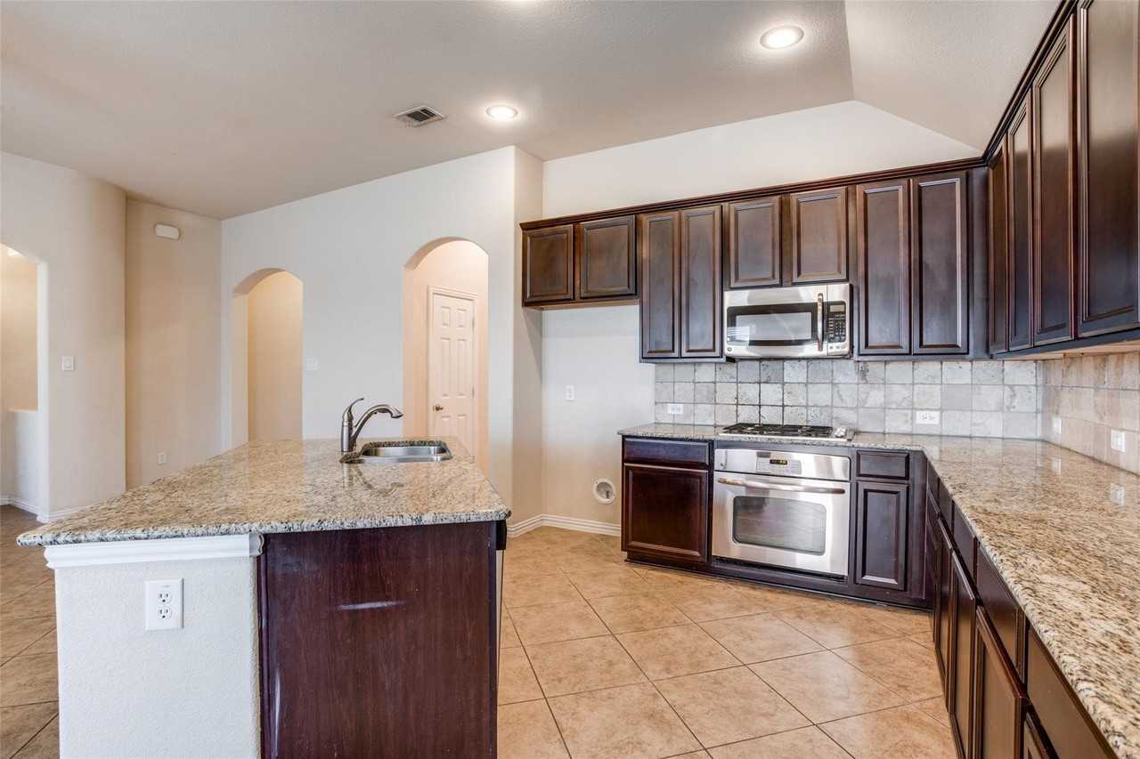 700 Golden Nugget Dr - Photo 4 of 12