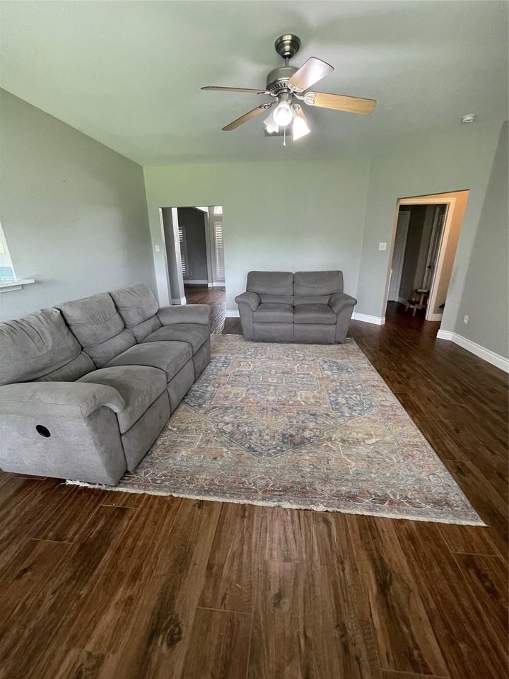 5025 Bayberry Dr - Photo 4 of 32