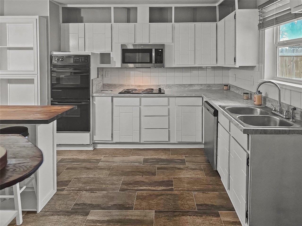 701 Idlewilde Dr - Photo 2 of 12