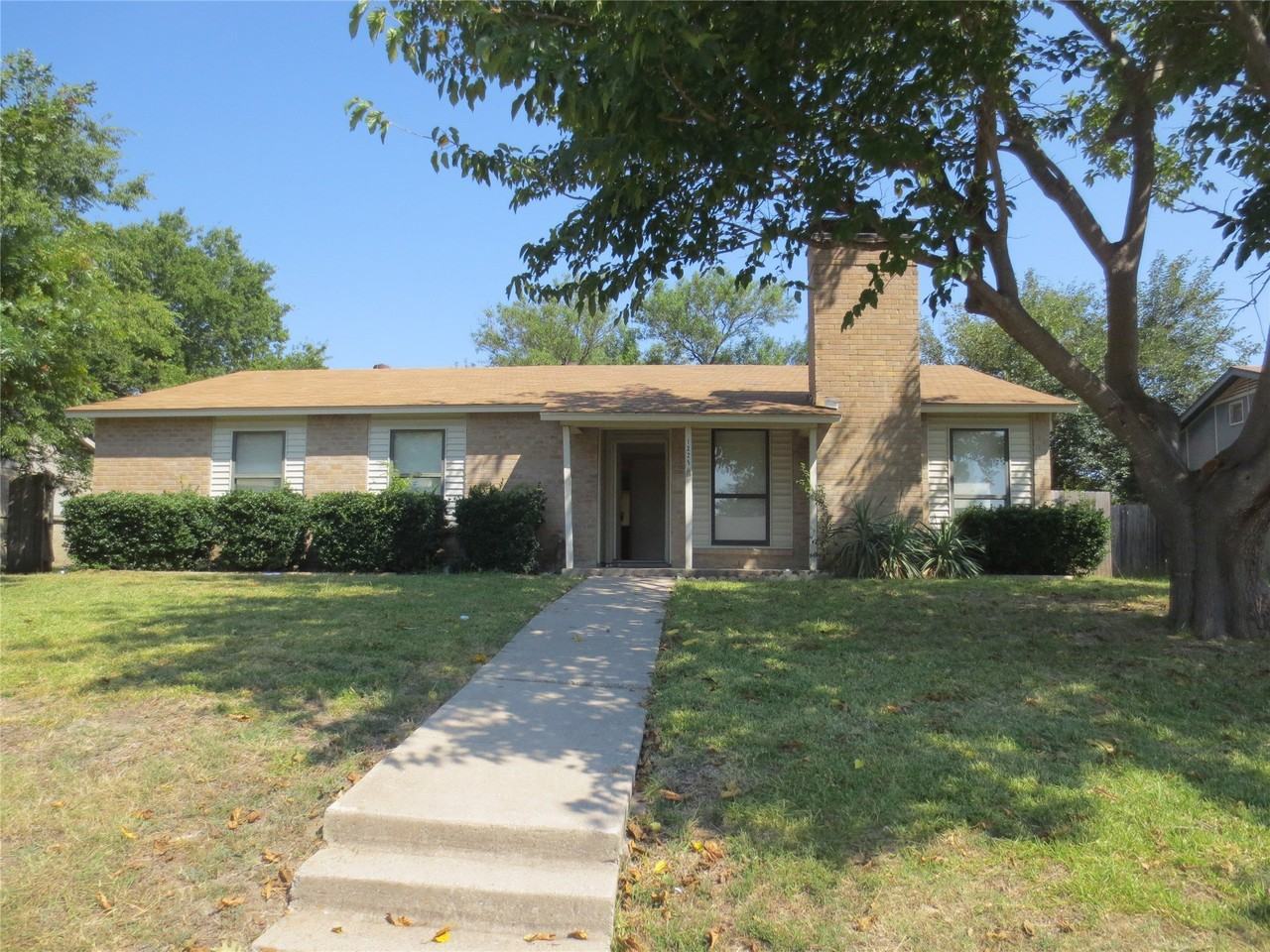 1225 Oakbluff Dr