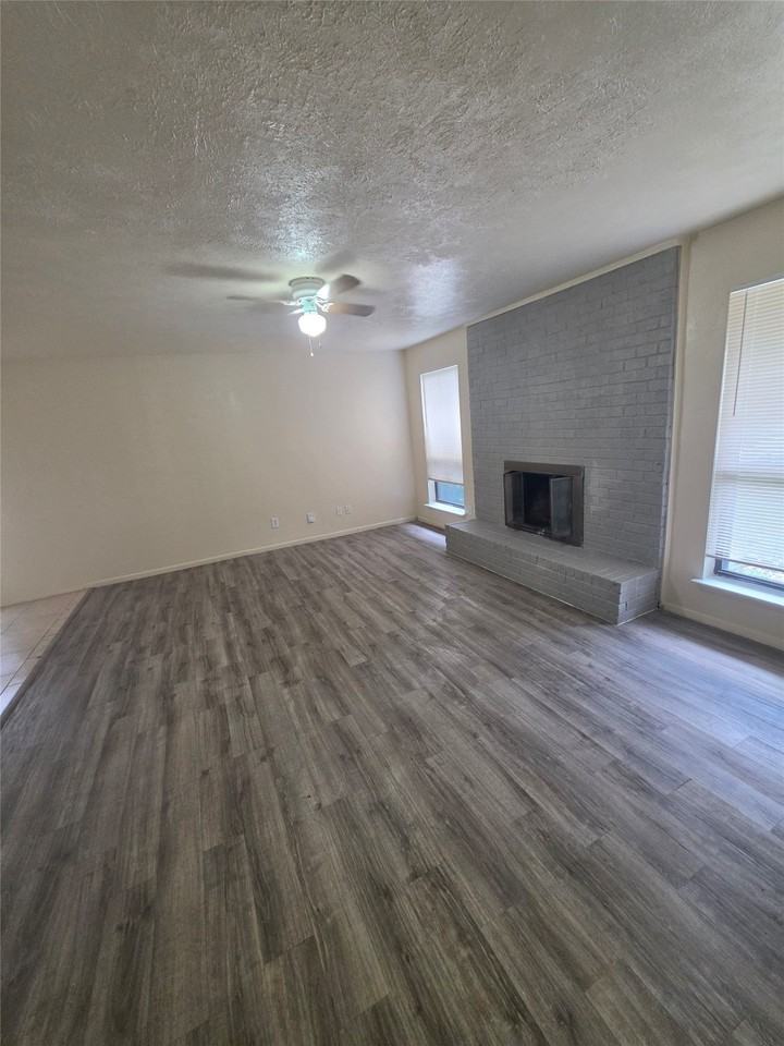 1225 Oakbluff Dr - Photo 2 of 11