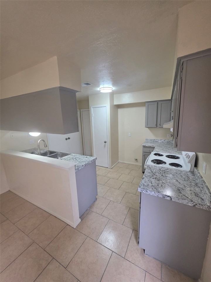 1225 Oakbluff Dr - Photo 3 of 11