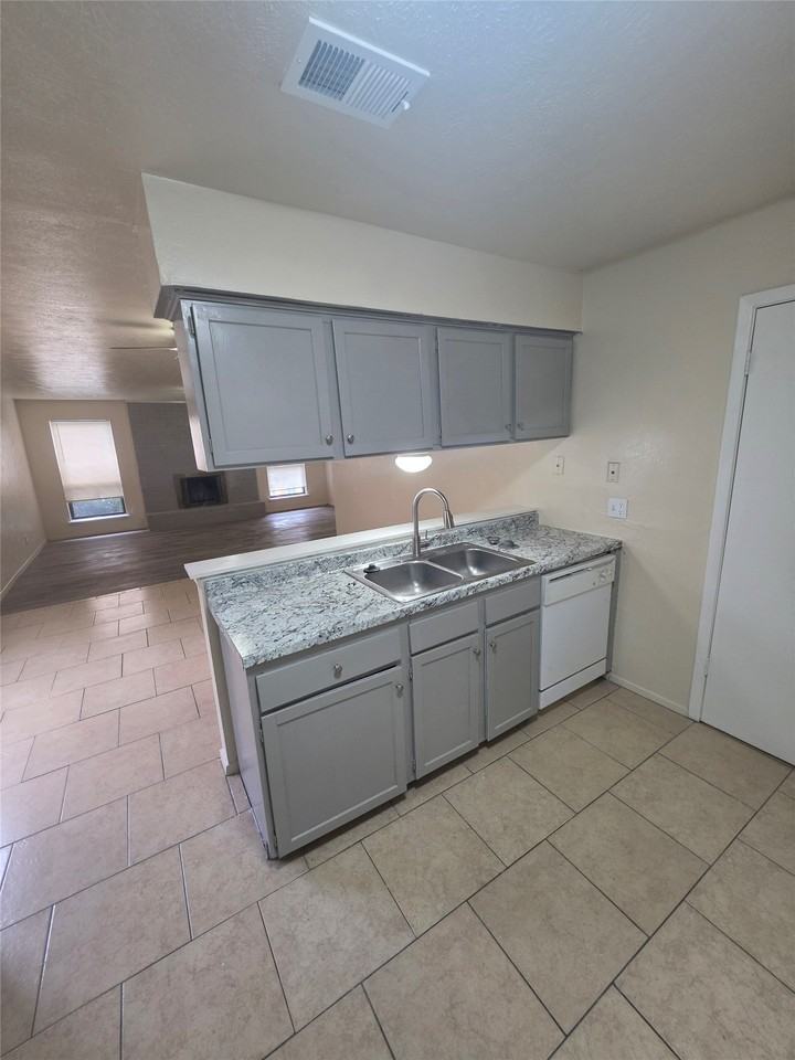 1225 Oakbluff Dr - Photo 4 of 11