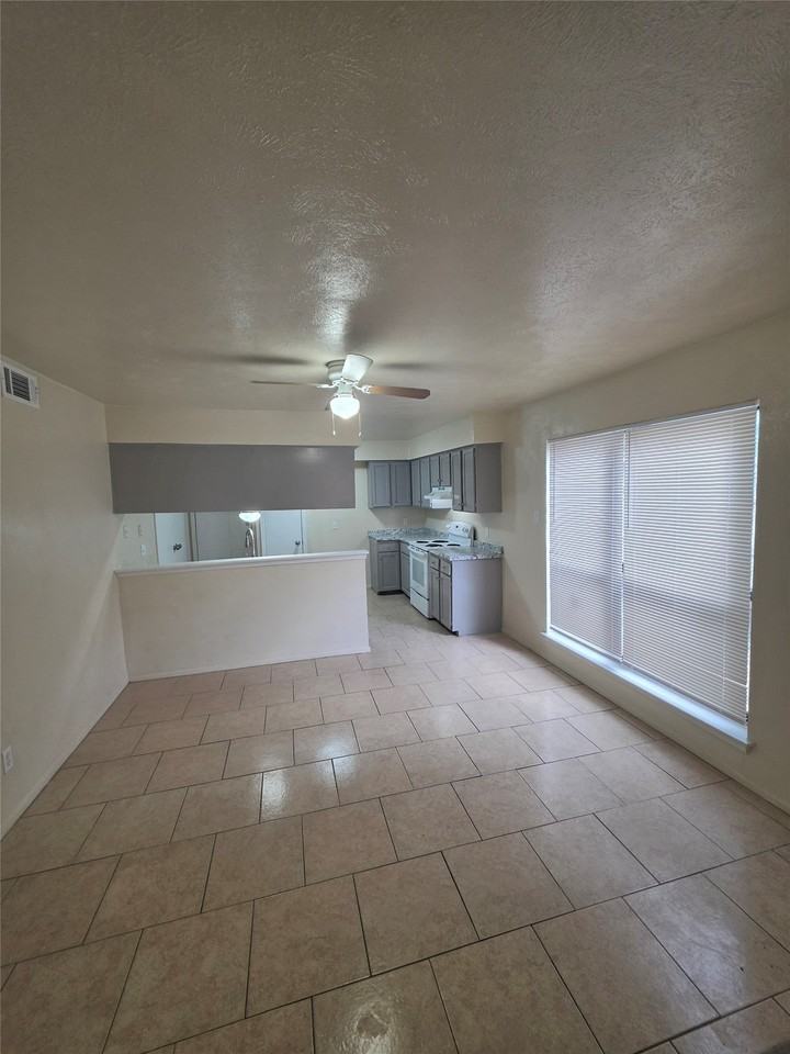 1225 Oakbluff Dr - Photo 6 of 11