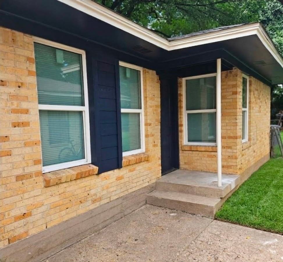 2901 Silkwood St - Photo 2 of 10
