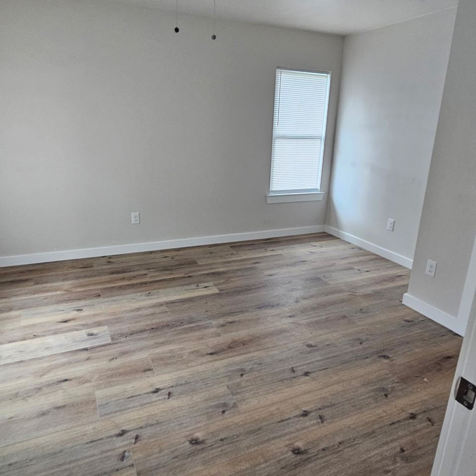 2901 Silkwood St - Photo 4 of 10