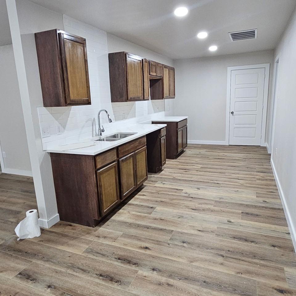 2901 Silkwood St - Photo 5 of 10