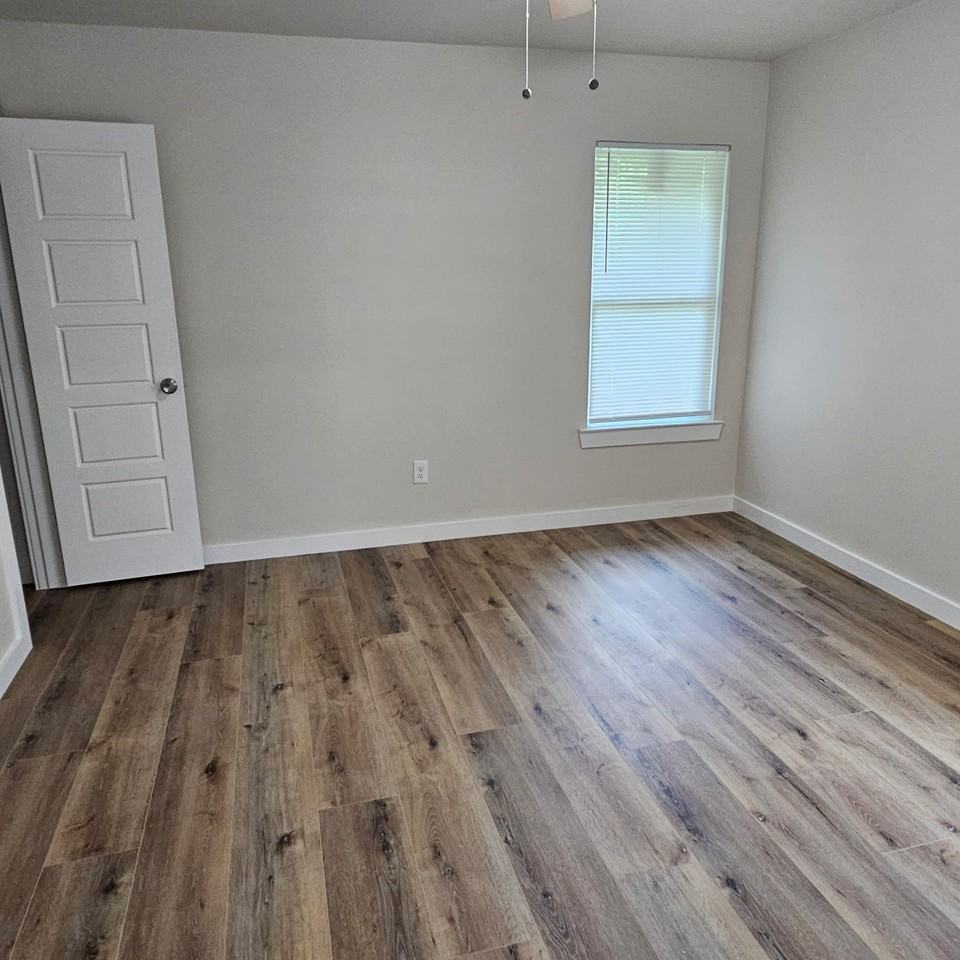 2901 Silkwood St - Photo 6 of 10