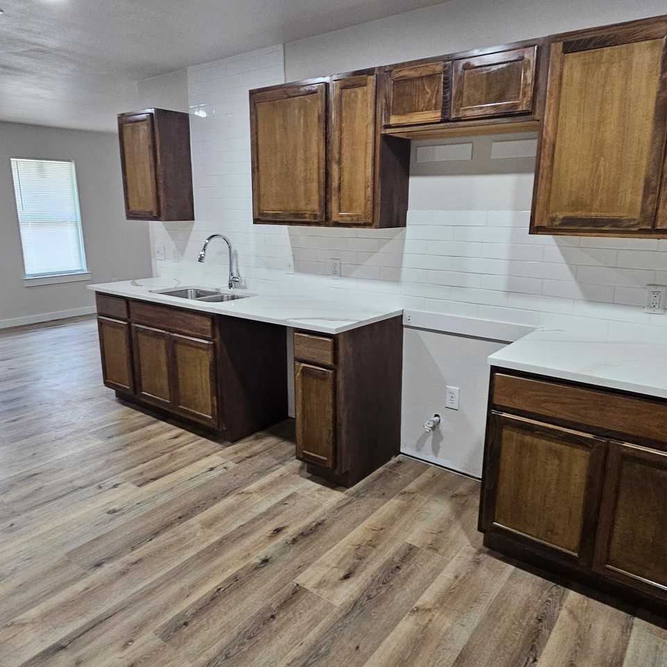 2901 Silkwood St - Photo 7 of 10