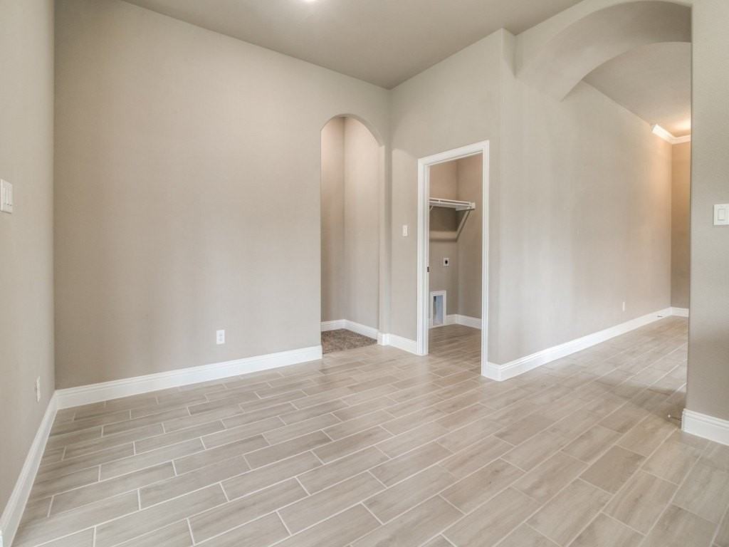 323 Sweetspire Dr - Photo 5 of 26