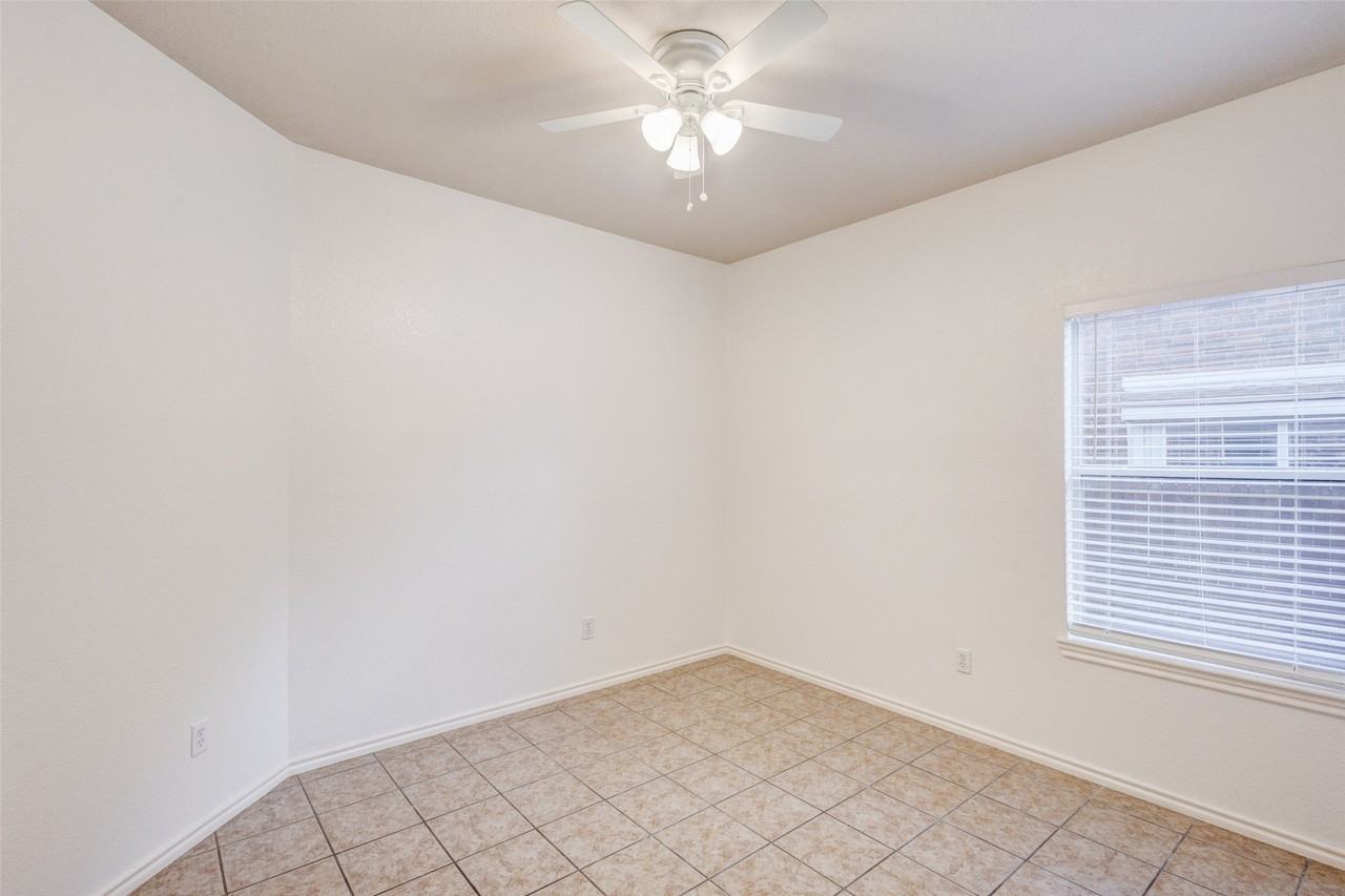 7048 Summit Parc Dr - Photo 4 of 15