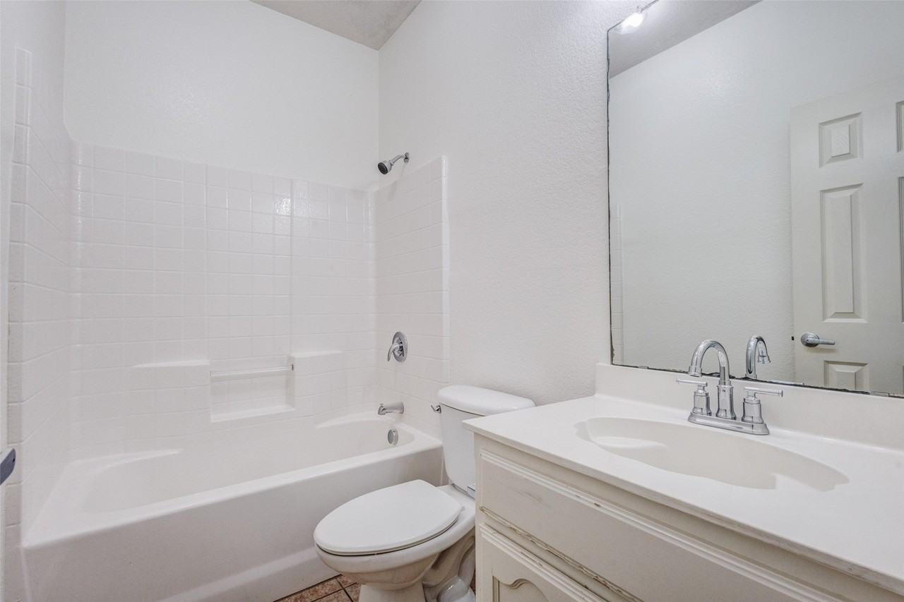 7048 Summit Parc Dr - Photo 5 of 15