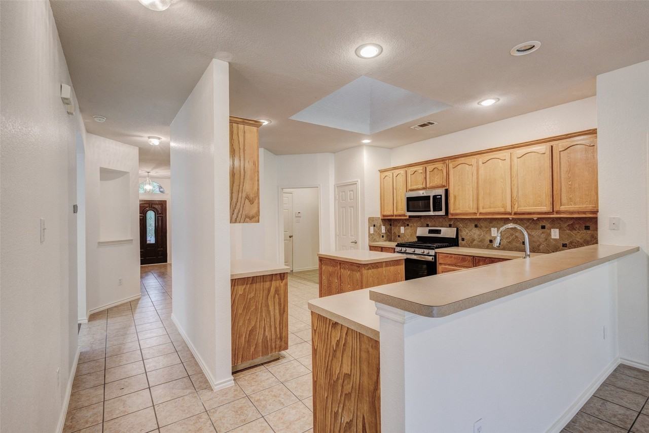 7048 Summit Parc Dr - Photo 6 of 15
