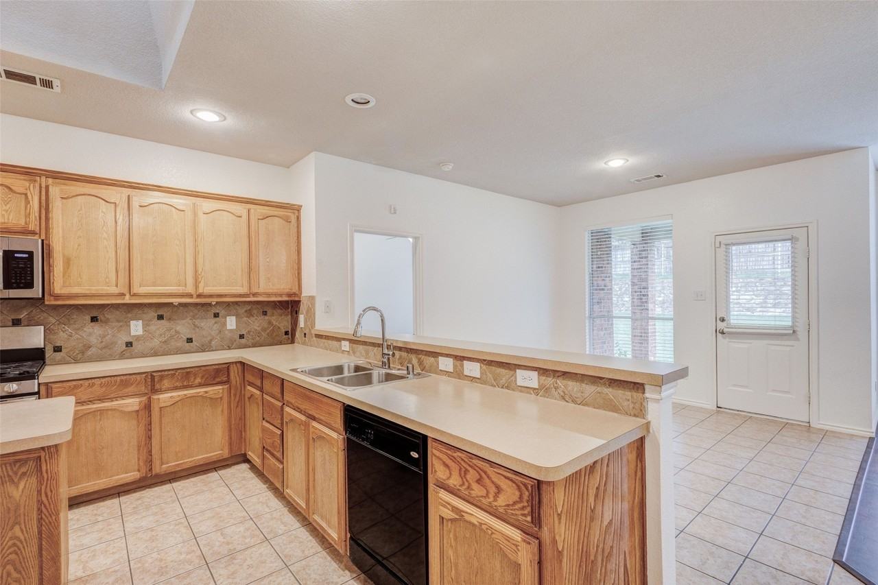 7048 Summit Parc Dr - Photo 7 of 15