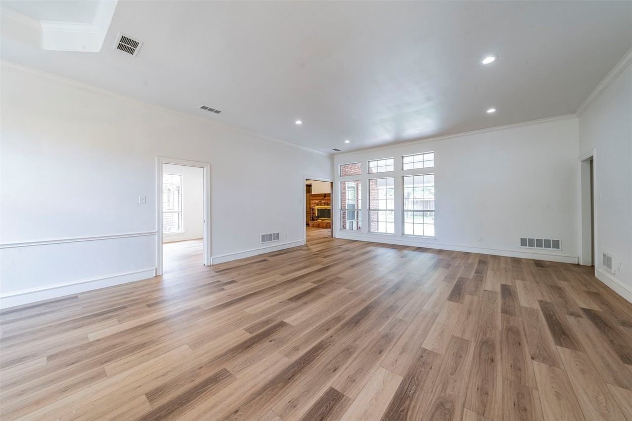 1114 Countryhill Dr - Photo 4 of 25