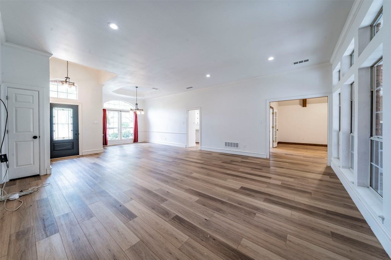 1114 Countryhill Dr - Photo 6 of 25