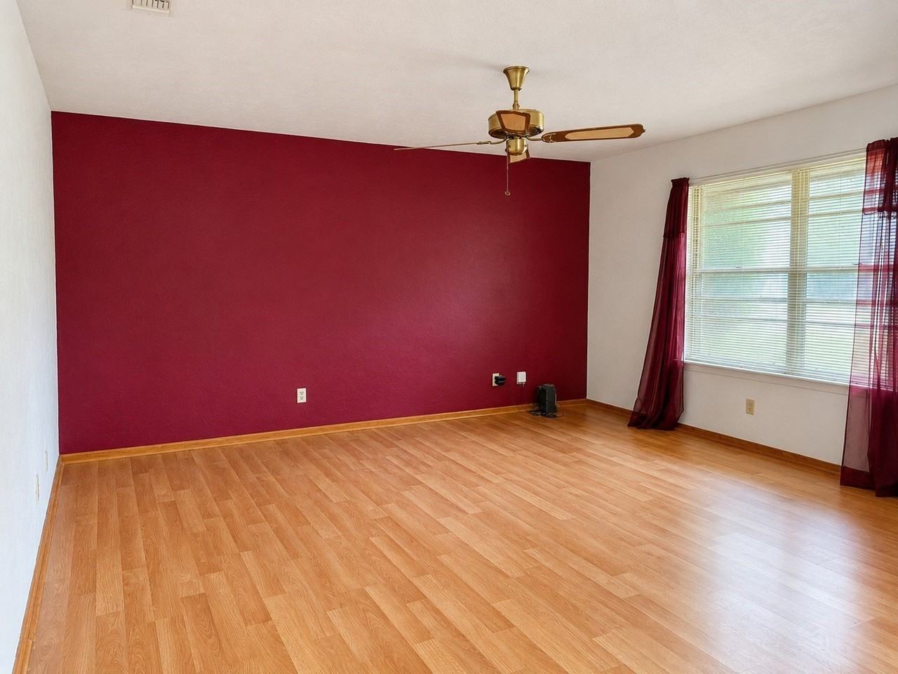 536 E 4th St - Photo 3 of 34