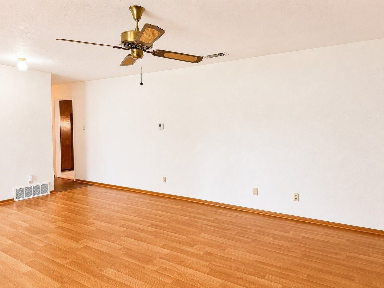 536 E 4th St - Photo 5 of 34