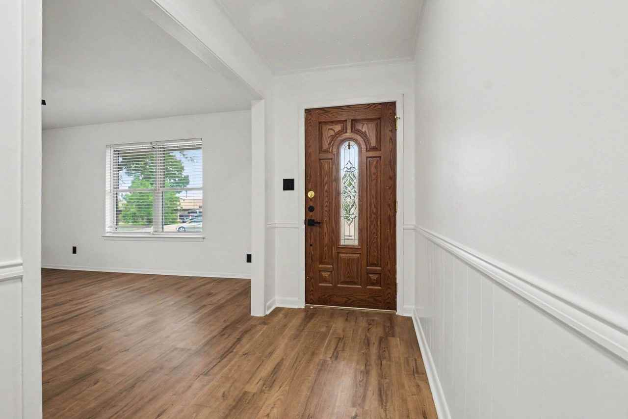3407 Tipps Dr - Photo 4 of 30