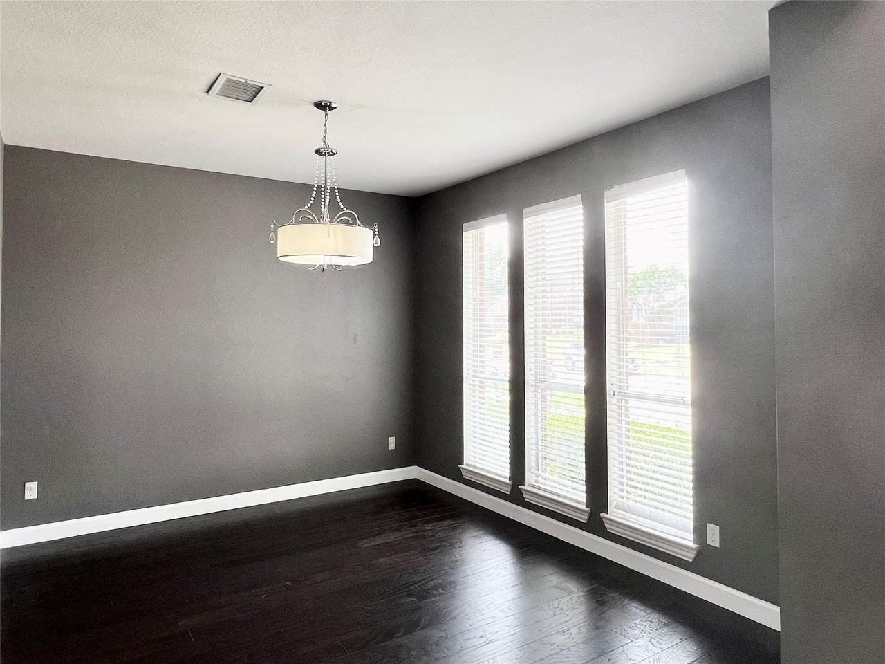6902 Westover Dr - Photo 4 of 32