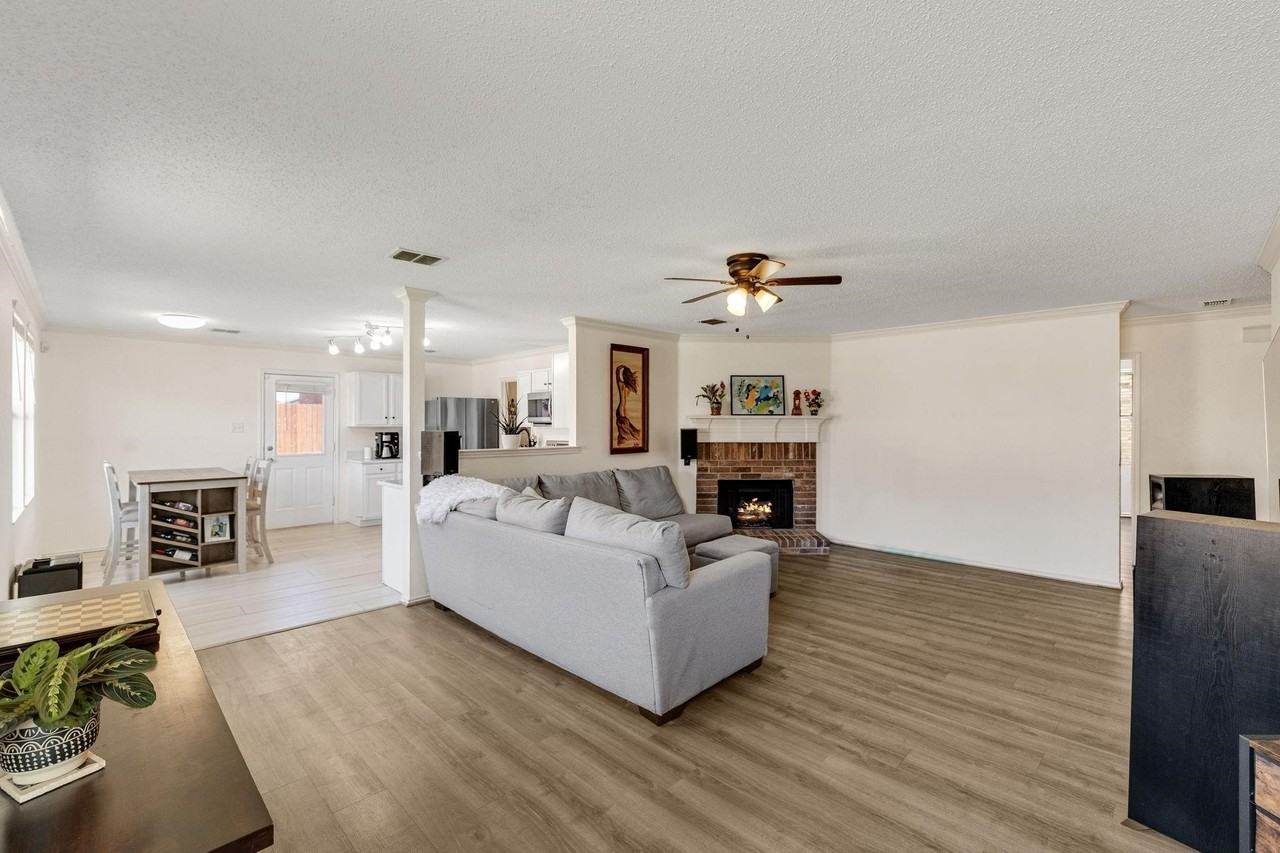 2633 Harbor Lights Dr - Photo 2 of 13