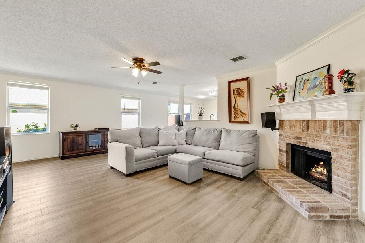 2633 Harbor Lights Dr - Photo 3 of 13