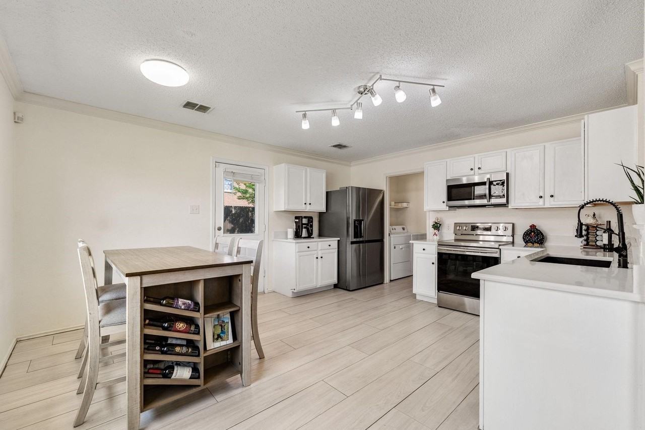 2633 Harbor Lights Dr - Photo 4 of 13