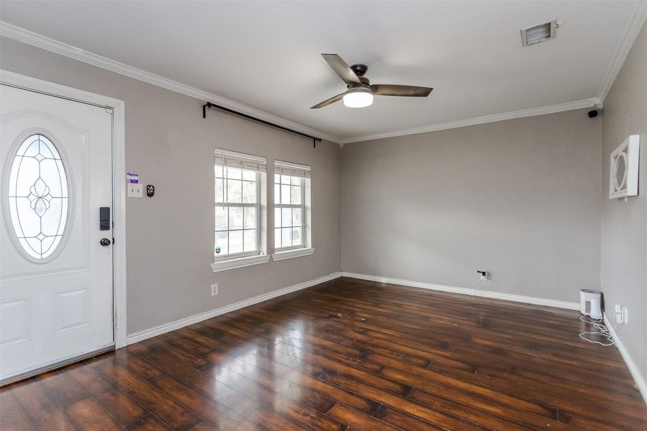 3212 S Llewellyn Ave - Photo 2 of 10