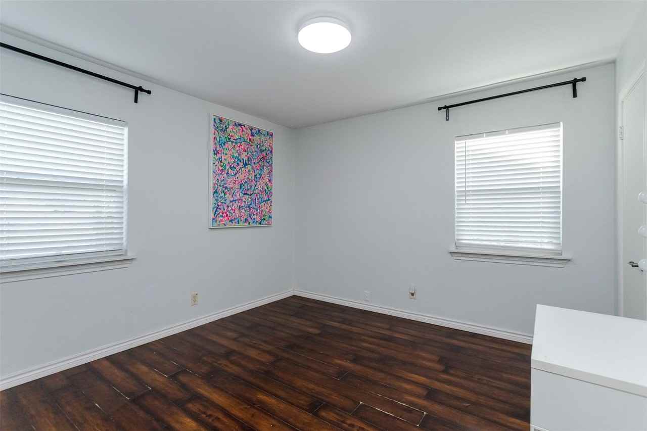 3212 S Llewellyn Ave - Photo 3 of 10