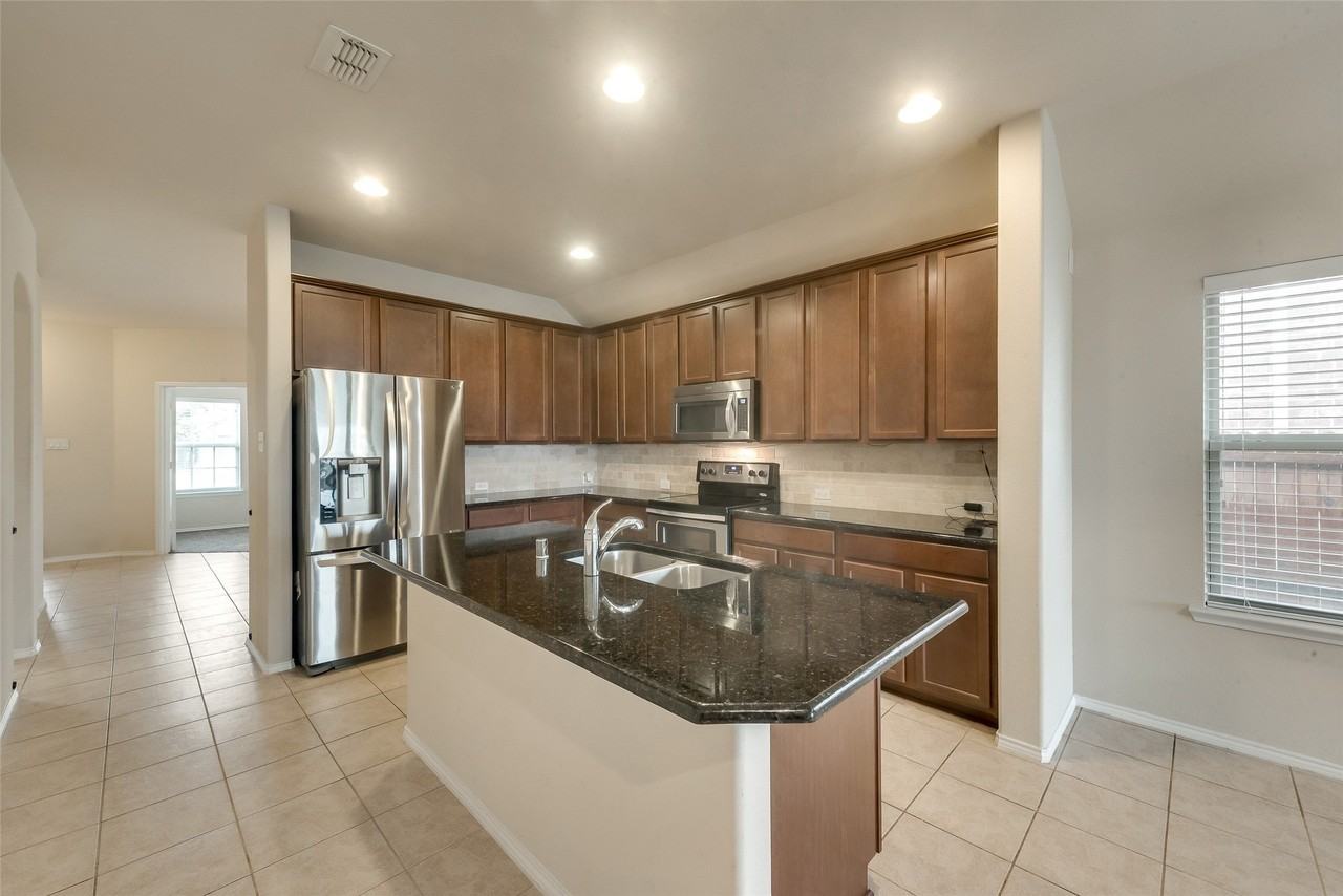 4721 Lazy Oaks St - Photo 4 of 30