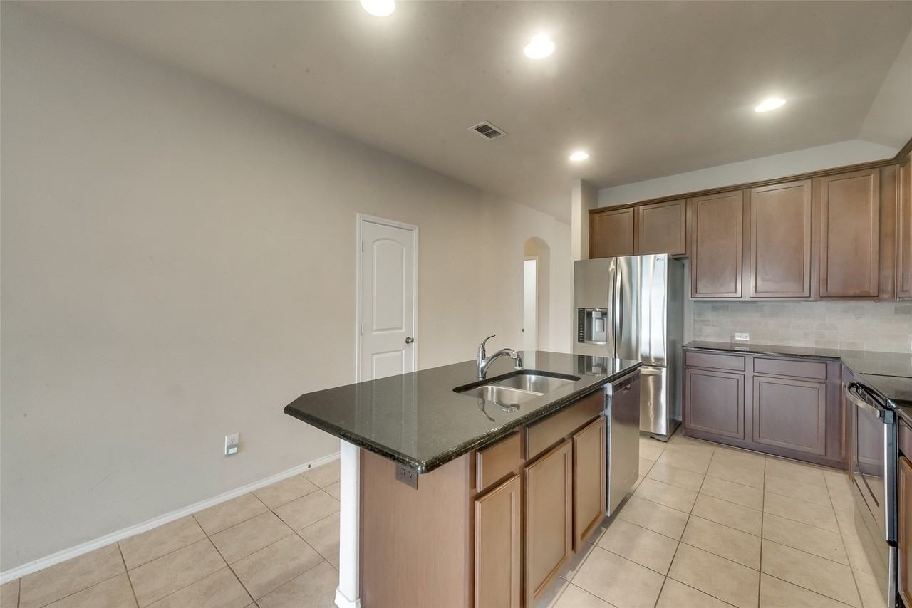 4721 Lazy Oaks St - Photo 6 of 30