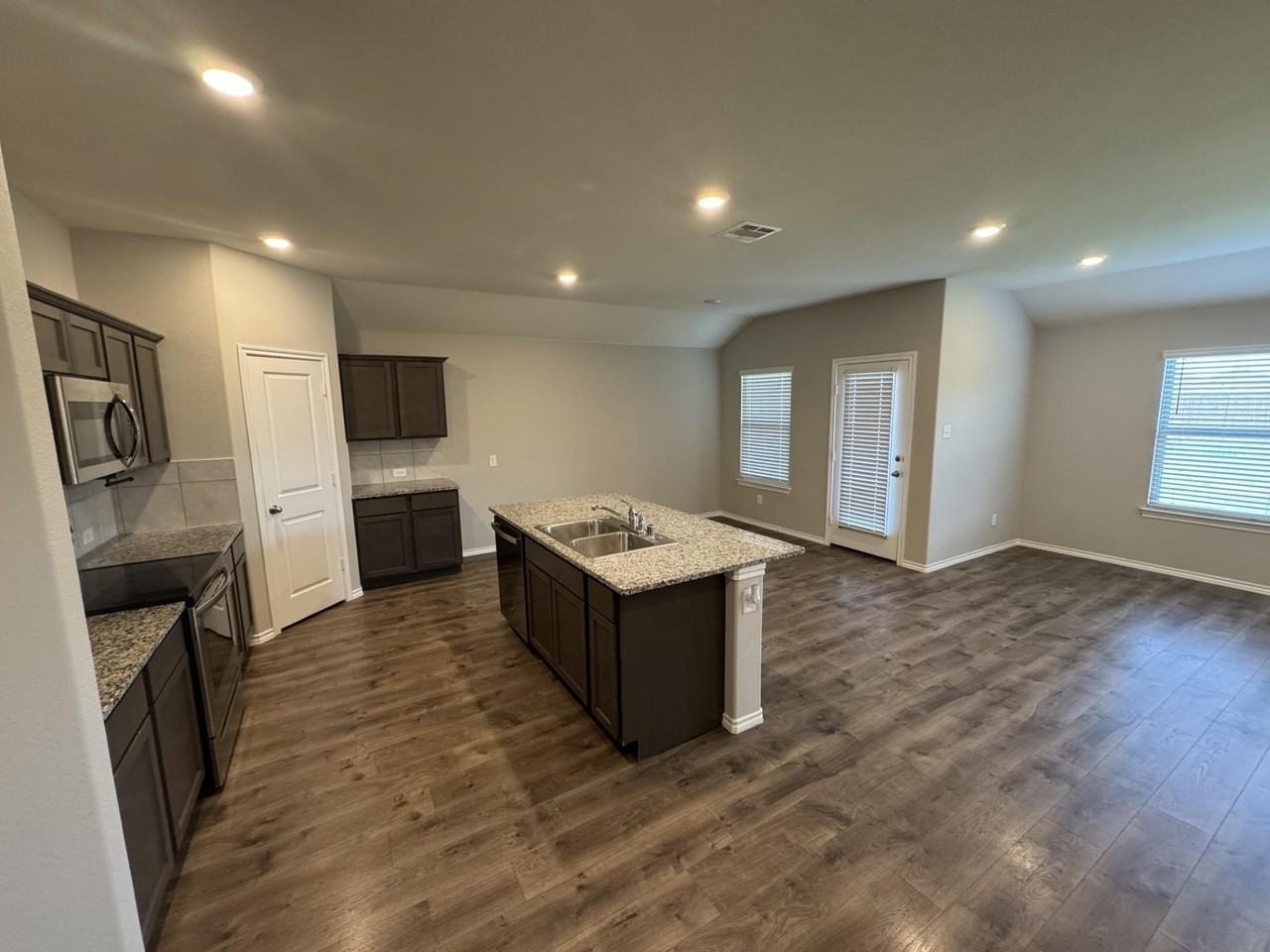 929 Alton Dr - Photo 4 of 16