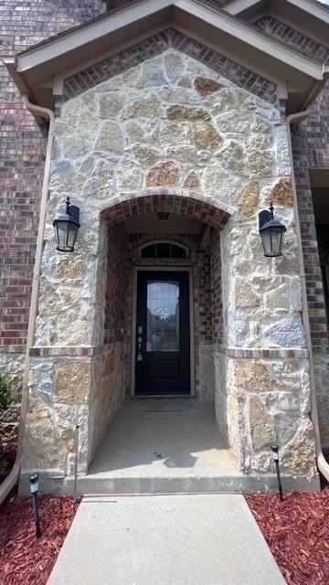 2405 Larimar Dr - Photo 2 of 21