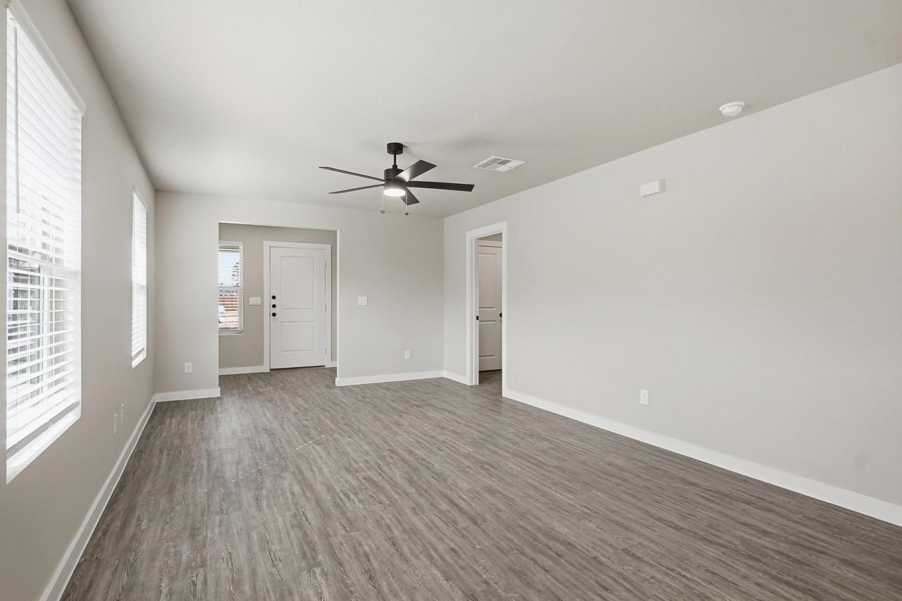 435 Colorado St - Photo 3 of 26