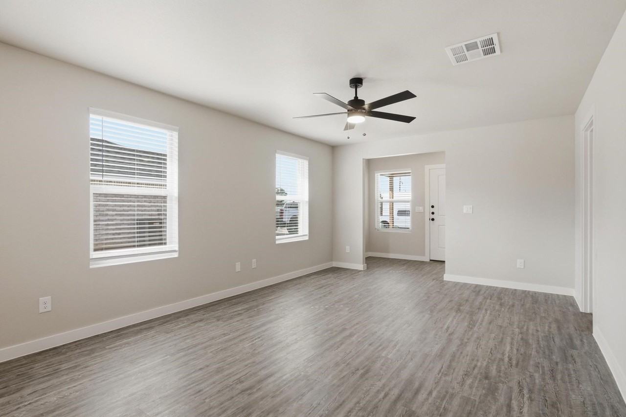 435 Colorado St - Photo 4 of 26