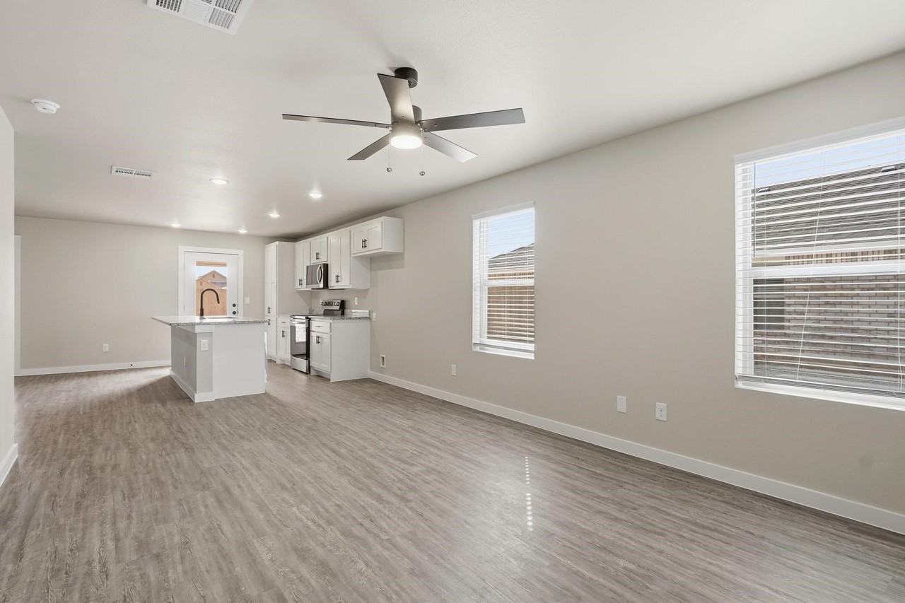 435 Colorado St - Photo 5 of 26