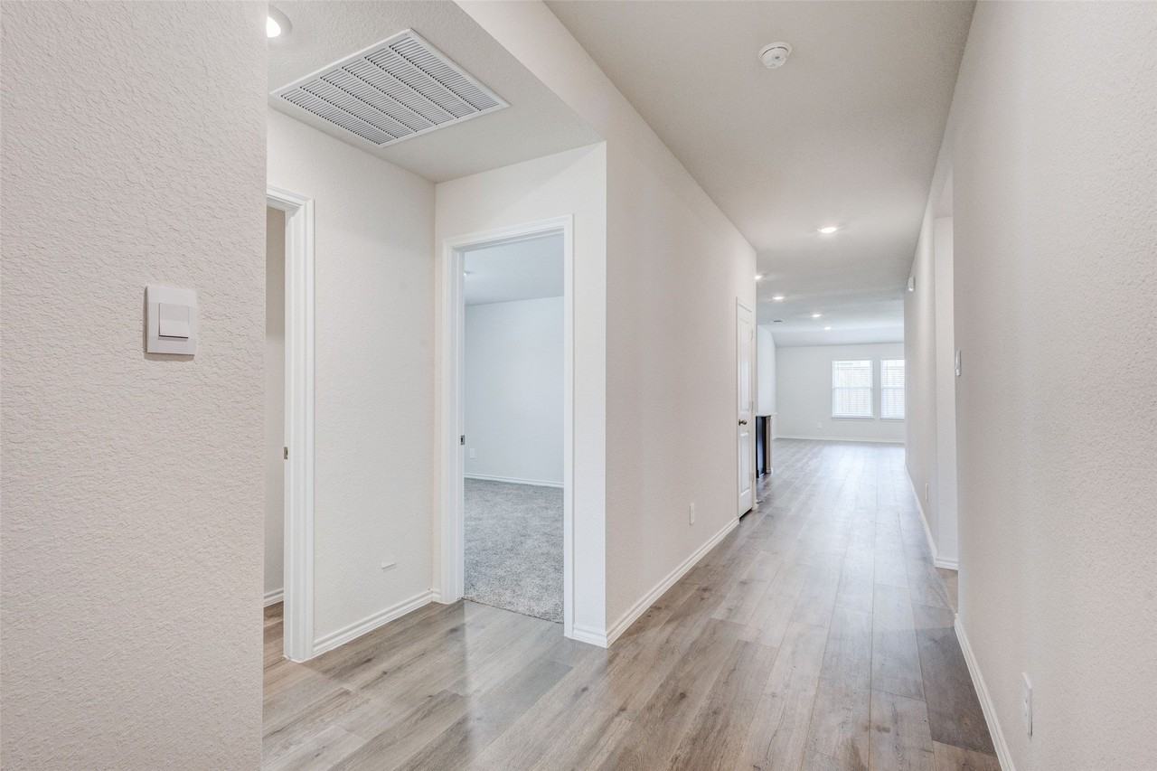13109 Enclave Pkwy - Photo 2 of 20