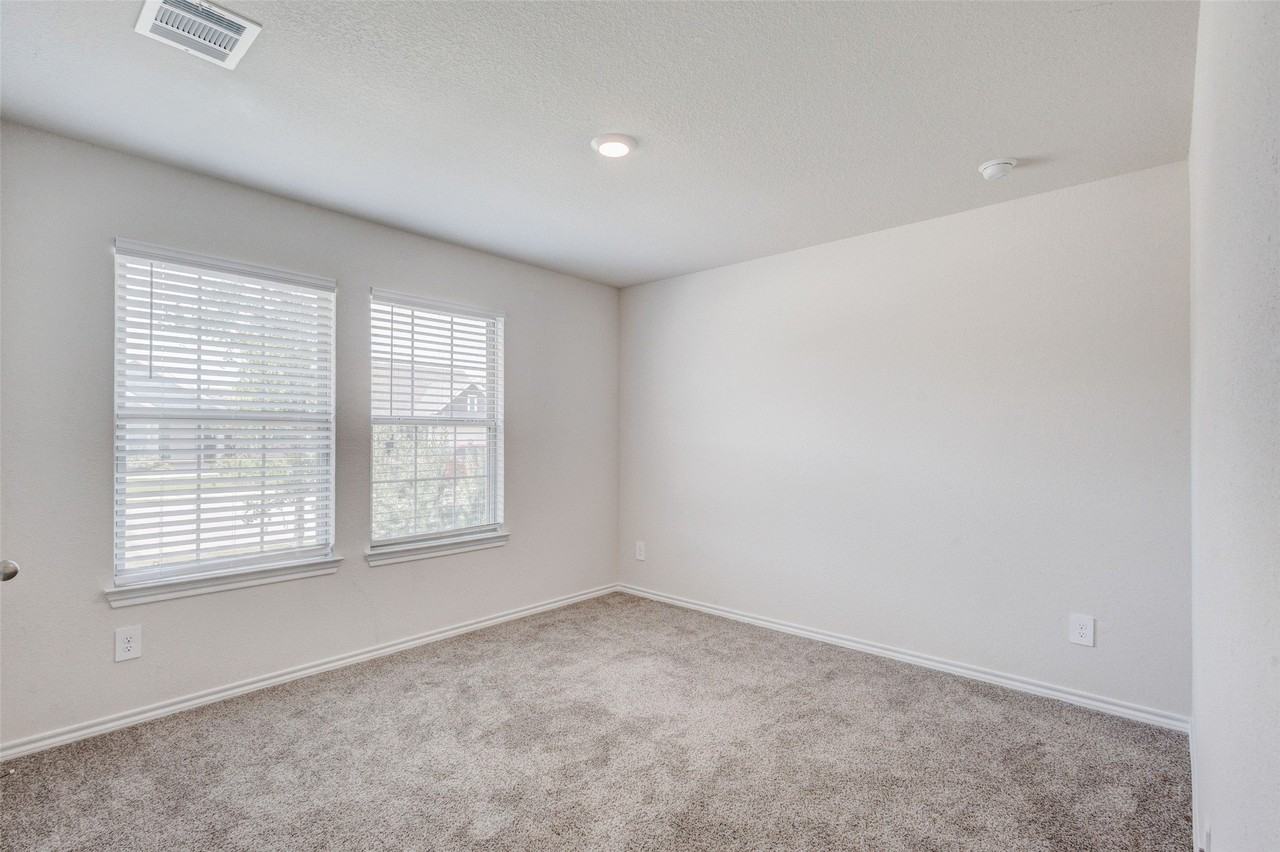 13109 Enclave Pkwy - Photo 4 of 20