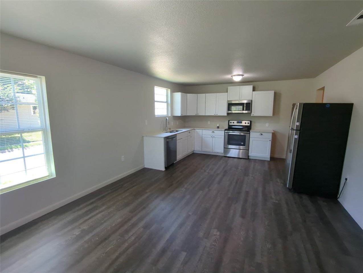 2503 Scott St - Photo 2 of 11