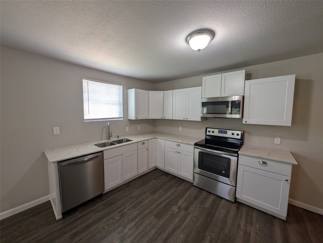 2503 Scott St - Photo 4 of 11