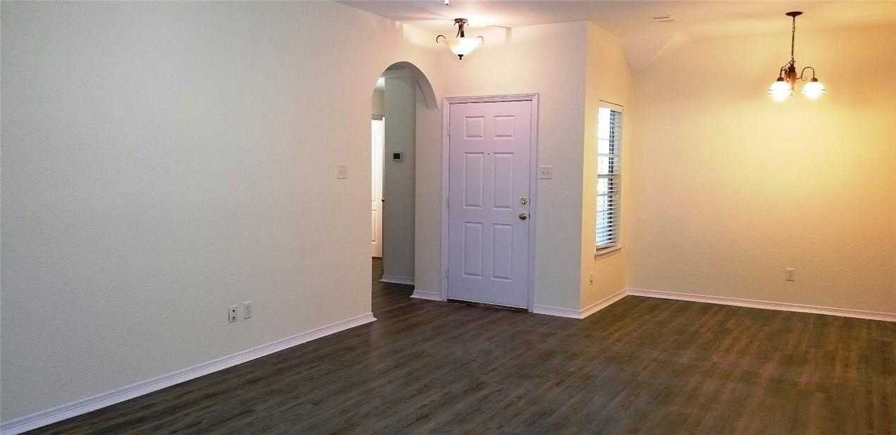 100 Commonwealth Cir - Photo 4 of 22