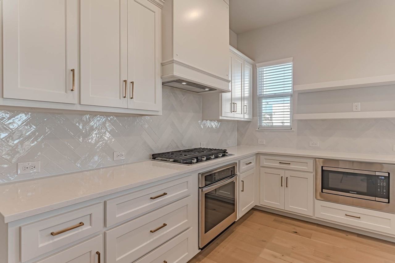 2140 Village Walk Pl - Photo 4 of 37