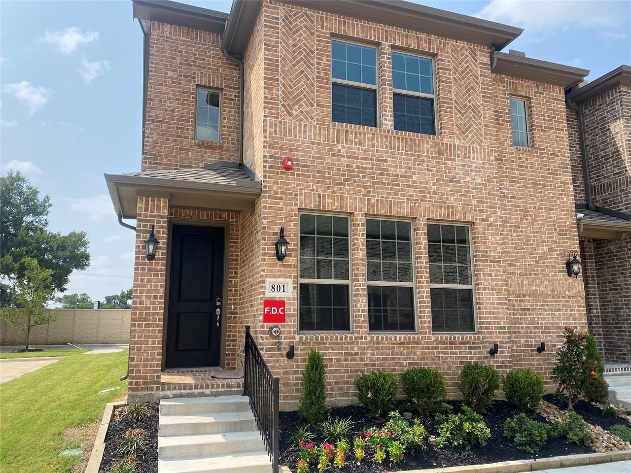 801 Ponds Edge Ln